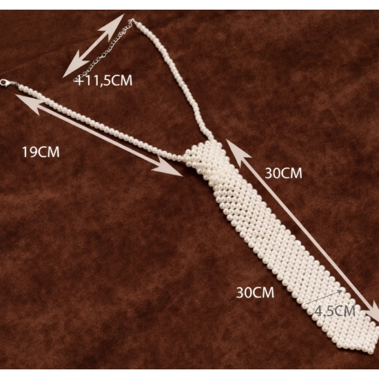 Elegancki krawat z perełek w jasnym, perłowym odcieniu – luksusowy dodatek, który łączy klasykę z nowoczesną elegancją.